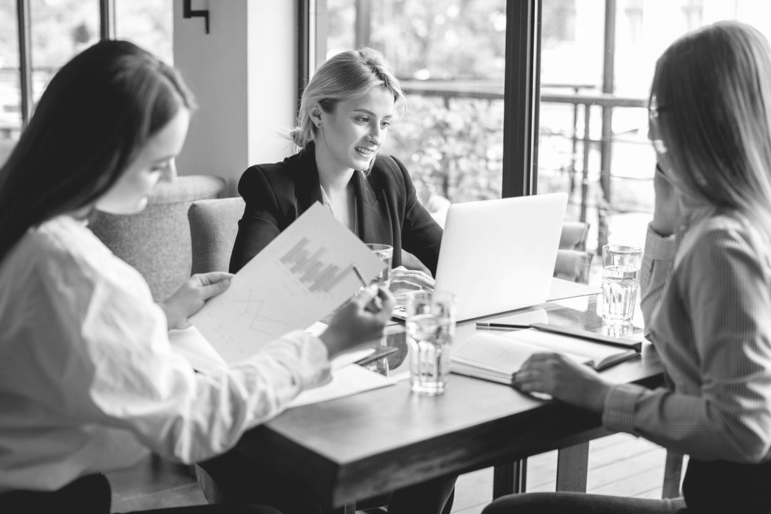 Studenti durante una sessione di scrittura collaborativa per sceneggiatura