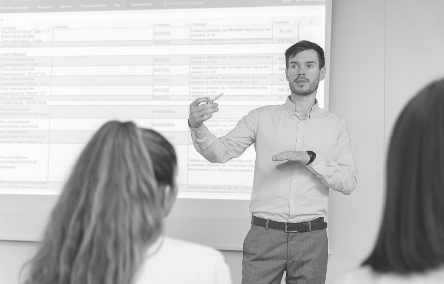 Studente che scrive una sceneggiatura